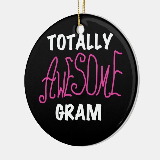 Total fantastische Gramm-Rosa-T-Shirts und Keramikornament (Links)