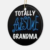 Total fantastische Großmutter-blaue T-Shirts und Keramikornament (Links)