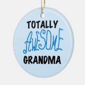 Total fantastische Großmutter - blaue T-Shirts und Keramikornament (Links)