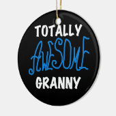 Total fantastische Oma-blaue T - Shirts und Keramikornament (Links)