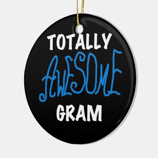 Total fantastisches Gramm-blaue T-Shirts und Keramikornament (Links)