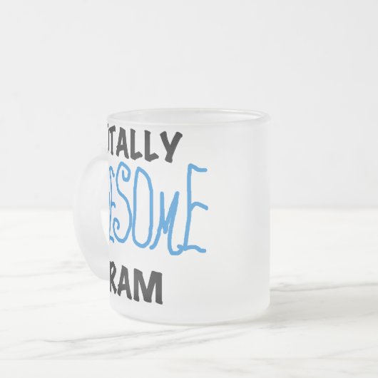 Total fantastisches Gramm-blaue T-Shirts und Mattglastasse (Vorderseite Links)