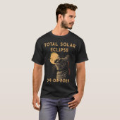 totale Sonnenfinsternis 2024 lustige Katze in Gläs T-Shirt (Vorne ganz)