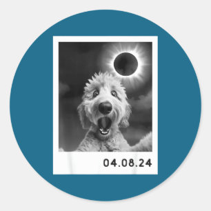 Totale Sonnenfinsternis Goldendoodle Hund Runder Aufkleber