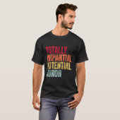 Totaler unparteiischer potenzieller Juror T-Shirt (Vorne ganz)