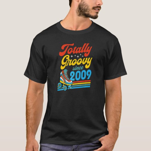 Totally Groovy Seit 2009 Retro Roller Skate Birth T-Shirt (Vorderseite)