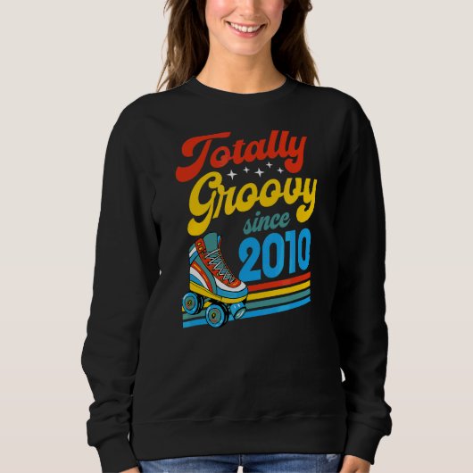 Totally Groovy Seit 2010 Retro Roller Skate Birth Sweatshirt (Vorderseite)
