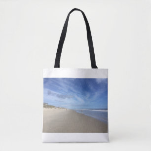Totbeutel mit Fotos am Strand. Tasche