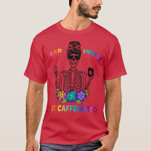 Tote, aber koffeinierte Skelettschädel-Blume T-Shirt
