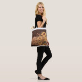 Tote Bag-Blume beiseite eines Log-Sarr Tasche (Am Model)