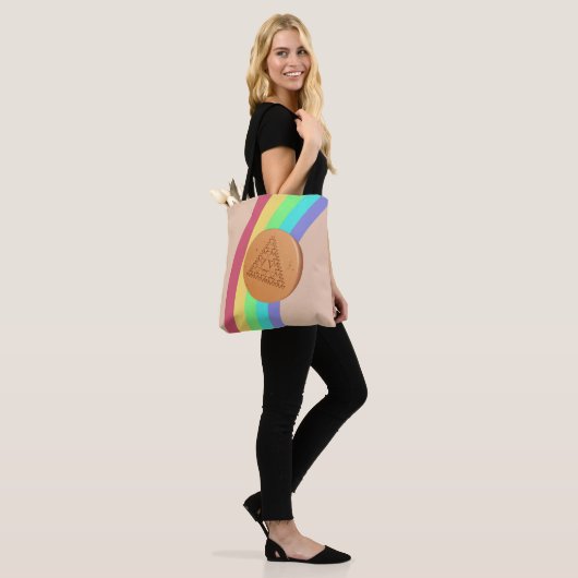 Tote Bag Dalgona Mehrfachdreieck - Seitenansicht Tasche (Am Model)