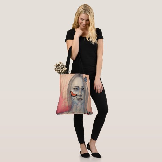 Tote Tasche mit Womans Gesicht und Schmetterlingen (Am Model)