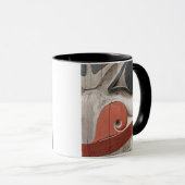 Totem-Stöcke im Haida-Kulturzentrum-Museum Tasse (VorderseiteRechts)