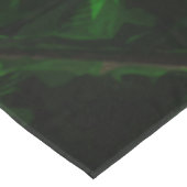 Totem von rotem Lippenstift unter den Wildblumen Tischdecke (Schrägansicht)