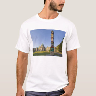 Totempfahl am Parlamentsgebäude in T-Shirt