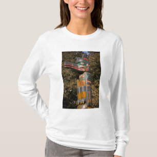 Totempfahl im Park in Ottawa, Ontario, Kanada T-Shirt