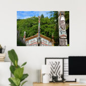 Totempfahl und Hütte, Alaska Poster (Heimbüro)
