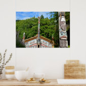 Totempfahl und Hütte, Alaska Poster (Küche)