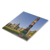 Totempol im Gebäude des Parlaments in Fliese (Seite)