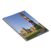 Totempol im Gebäude des Parlaments in Notizblock (Rechte Seite)