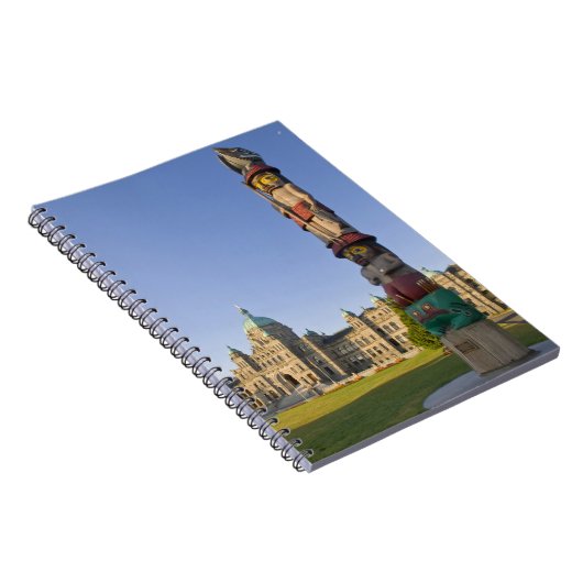 Totempol im Gebäude des Parlaments in Notizblock (Rechte Seite)