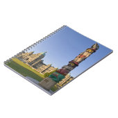 Totempol im Gebäude des Parlaments in Notizblock (Linke Seite)