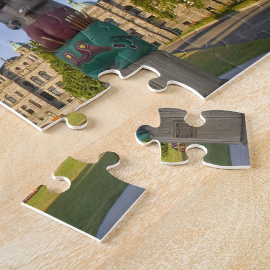 Totempol im Gebäude des Parlaments in Puzzle (Seite)