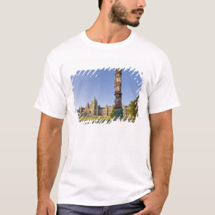 Totempol im Gebäude des Parlaments in T-Shirt