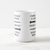 Töten Sie sie mit der Güte-lustigen Tasse (Mittel)