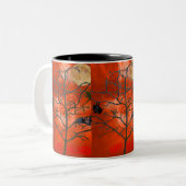 Totenbaum inmitten einer Orange Beängstigend Sky T Zweifarbige Tasse (Vorderseite Links)