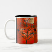 Totenbaum inmitten einer Orange Beängstigend Sky T Zweifarbige Tasse (Links)