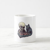 Totenkopf gegen Katze � Lustiger Schachkampf Kaffeetasse (Mittel)