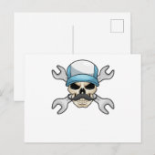 Totenkopf mit Schnurrbart und Schraubenschlüssel Postkarte (Vorne/Hinten)