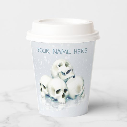 Totenköpfe im Schnee. Personalisiert Pappbecher (Vorderseite)