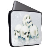 Totenschädel im Schnee Laptopschutzhülle (Vorne Rechts)