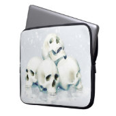 Totenschädel im Schnee Laptopschutzhülle (Vorderseite Links)