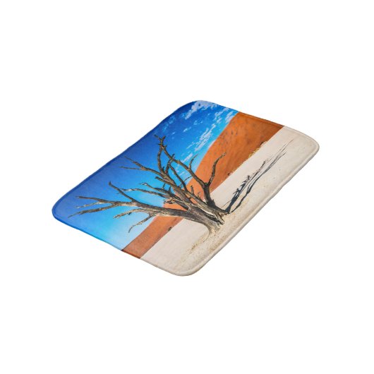 Toter Baum in Deadvlei, Namibia Badematte (Schrägansicht)