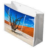 Toter Baum in Deadvlei, Namibia Große Geschenktüte (Vorderseite Schrägansicht)