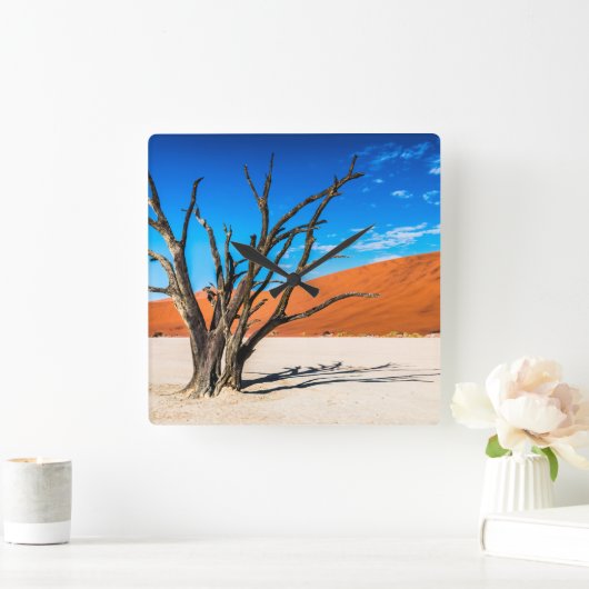 Toter Baum in Deadvlei, Namibia Quadratische Wanduhr (Zuhause)