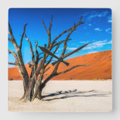 Toter Baum in Deadvlei, Namibia Quadratische Wanduhr (Vorderseite)