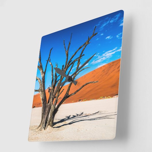 Toter Baum in Deadvlei, Namibia Quadratische Wanduhr (Winkel)