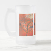 Toter Baum inmitten einer Orangen Beängstigenden H Mattglas Bierglas (Links)