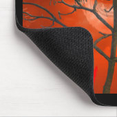 Toter Baum inmitten eines Orangen Beängstigenden S Mousepad (Ecke)