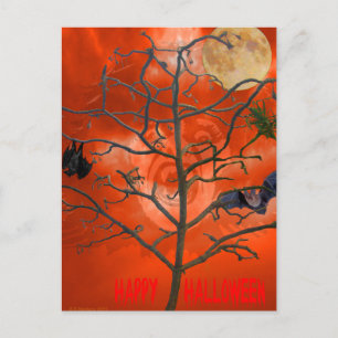 Toter Baum zwischen einem orangen unheimlichen Him Postkarte