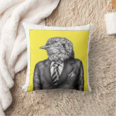 Toter Vogel in schwarzen Anzügen (Retrogelb) Kissen (Decke)