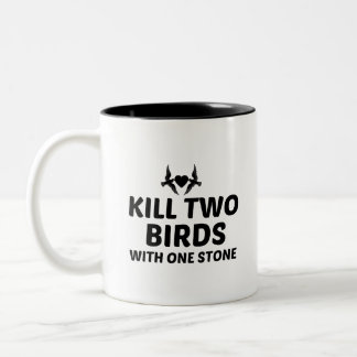 Tötet zwei Vögel mit einem Stein Zweifarbige Tasse