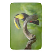 Toucan sitzt auf dem Ast im Wald Badematte (Vorderseite Vertikal)