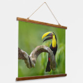 Toucan sitzt auf dem Ast im Wald Wandteppich Mit Holzrahmen (Gewinkelt)