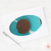 Touch des Meeres: Eine Cyan Bowl of Coffee Ovaler Aufkleber (Umschlag)