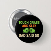 Touch Grass Gamer Slay Quote with Dad Humor Button (Vorne & Hinten)